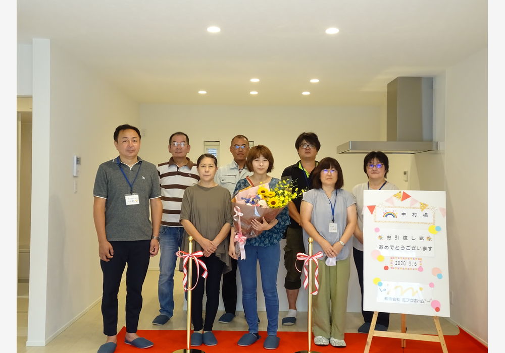 完成引渡し式集合写真